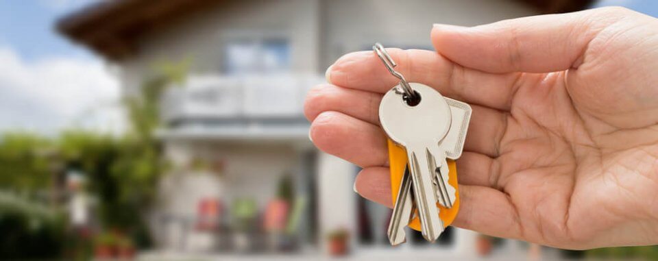 hands holding house keys how to be a landlord